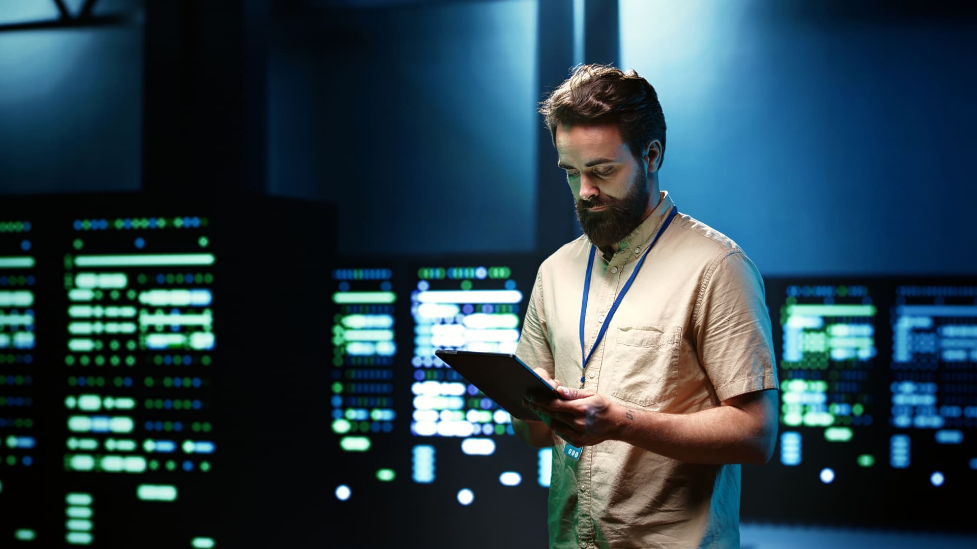 Técnico de Quality Net revisando la red de fibra óptica
