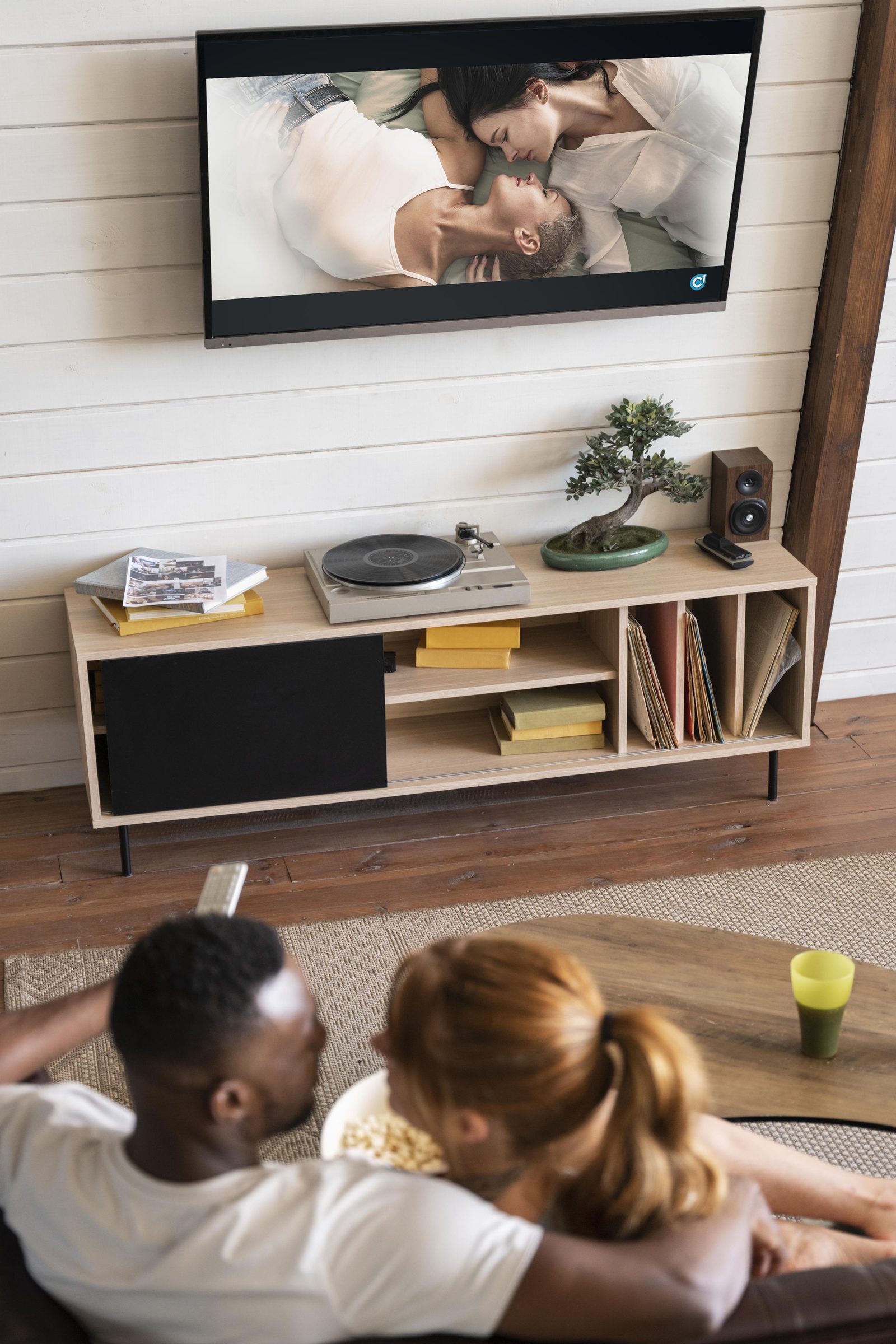 Pareja viendo televisión por streaming