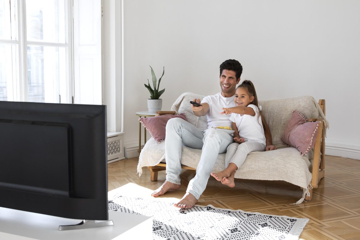 Familia viendo televisión en casa